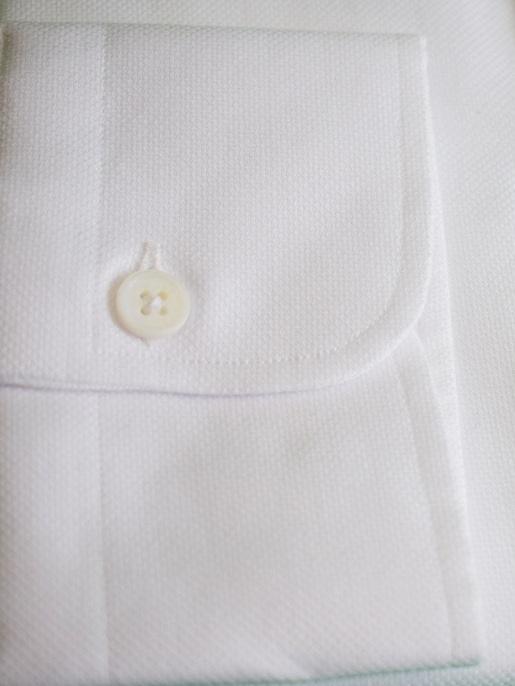 Full sleeves with rounded cuffs