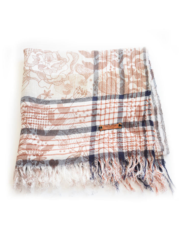 Self fringing ends, The Cotton® logo tab on the reverse scarf side.