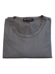 Ribbed crew neckline on t-shirt